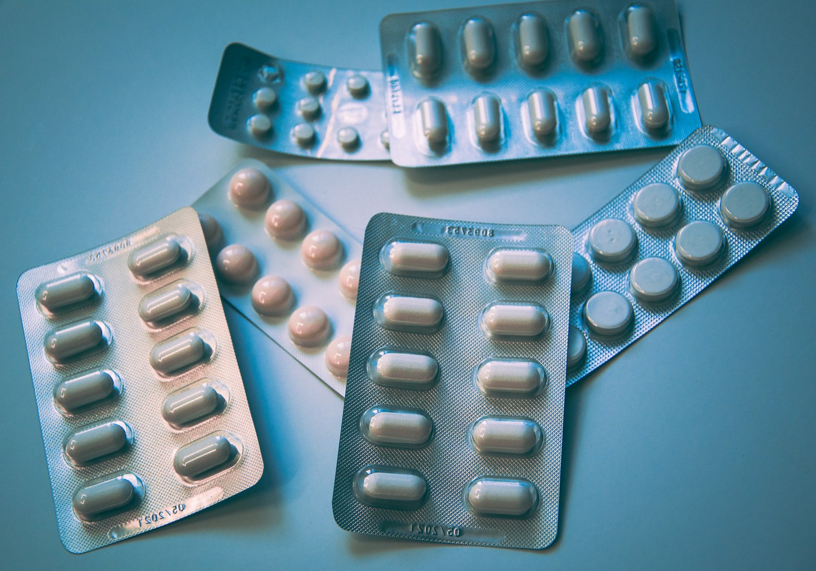 Cápsulas e implantes em modulação hormonal